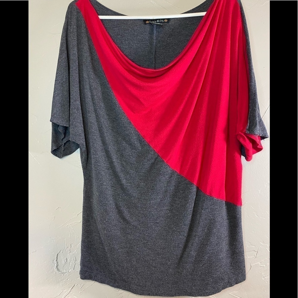 🌹Suzie in the city grey and red shirt in size L. C-15